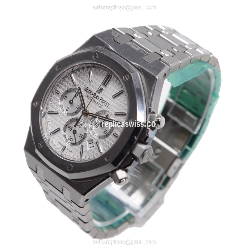 Audemars Piguet Royal Oak Automatic - Stainless Steel Case - Silver Dial - Steel Band - View 3
