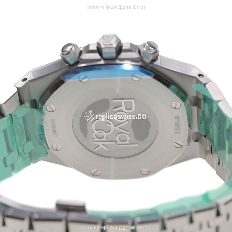 Audemars Piguet Royal Oak Automatic - Stainless Steel Case - Silver Dial - Steel Band - View 4