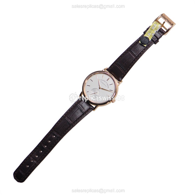 A. Lange & Söhne Saxonia 380.032 - Auto - 18kt Rose Gold - White Dial - Brown Alligator Buckle - View 2
