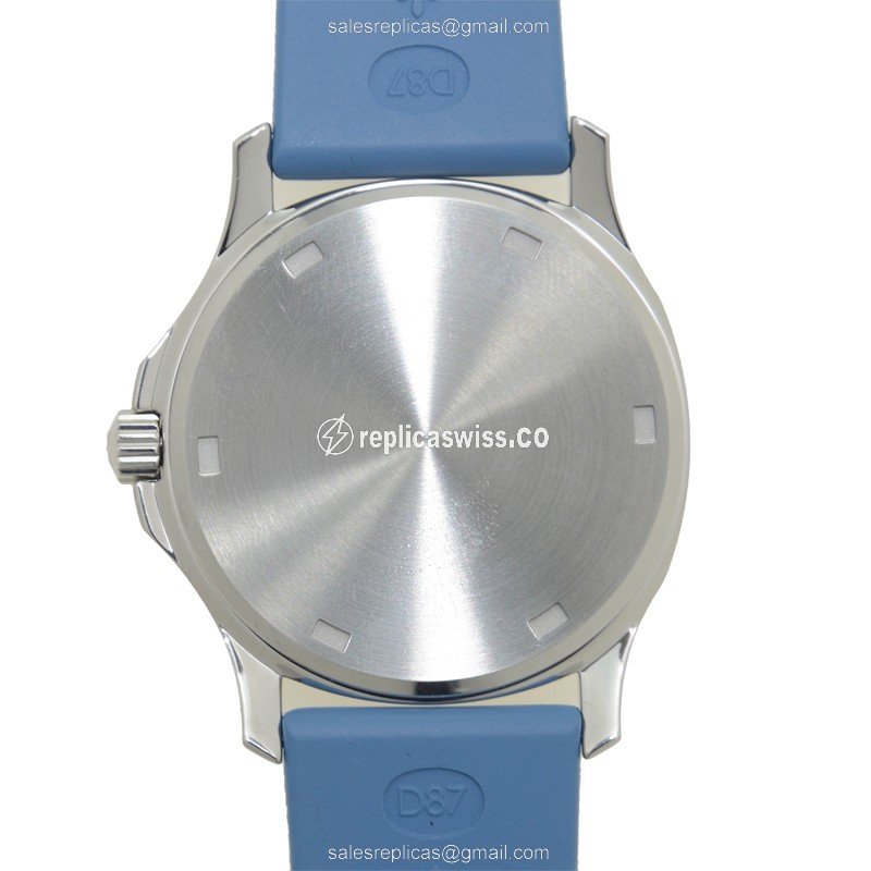 Patek Philippe AQUANAUT Quartz - Blue Dial - Diamond Case - Rubber Blue Strap - Clasp - View 3