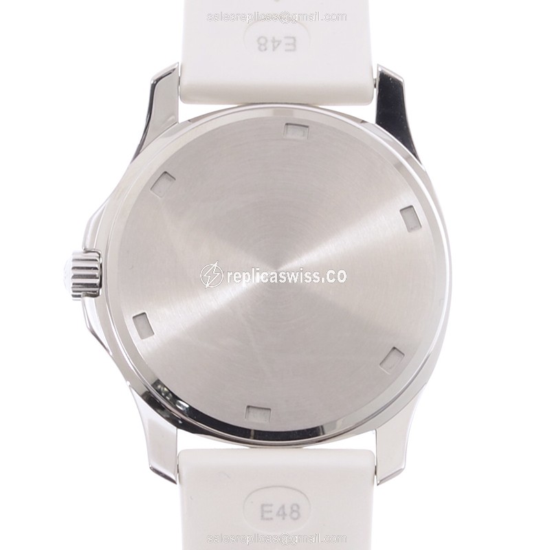 Patek Philippe AQUANAUT Quartz - Diamond Case - White Dial - Rubber Strap - View 3