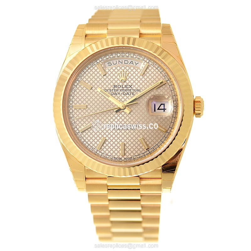 Rolex DAY-DATE 228238SVDECWTBAR - Auto - 18kt Gold - Silver Dial - Gold Strap - View 2