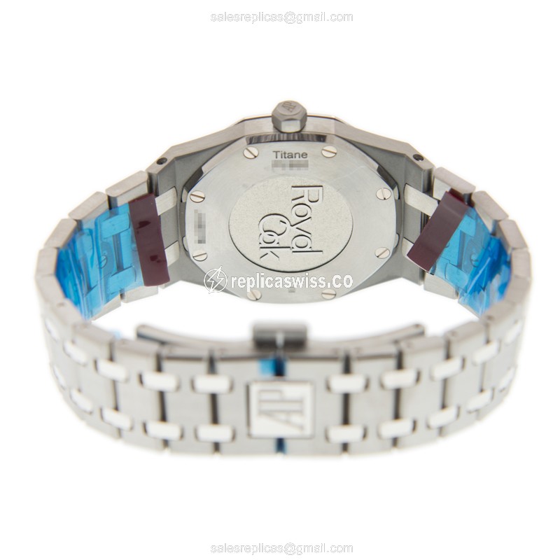 Audemars Piguet ROYAL OAK Quartz - Titanium Case - Blue Dial - Silver Titanium Strap - View 4