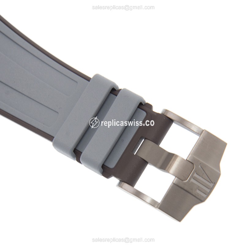 Audemars Piguet Royal Oak Offshore - Automatic - Titanium Case - Dark Grey Dial - Grey Rubber Strap - View 4