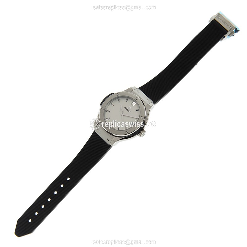 Hublot Classic Fusion Quartz Titanium - Silver Dial - Black Rubber Strap - View 2