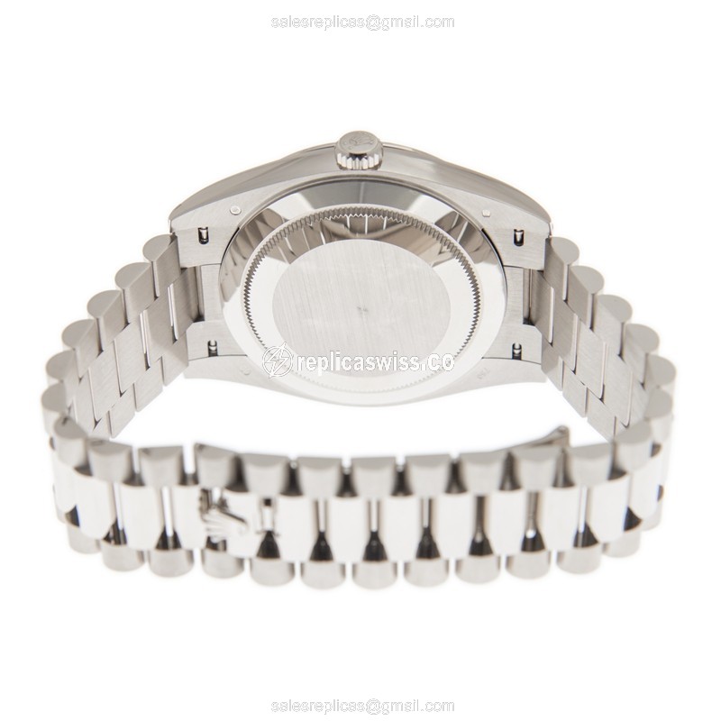 Rolex DAY-DATE Replica | Automatic | 18kt Gold Case | Silver Dial - View 4