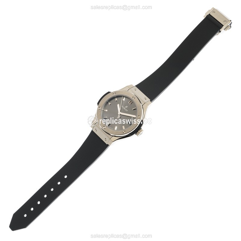 Hublot Classic Fusion Quartz Titanium - Gray Dial - Grey Rubber Strap - View 2