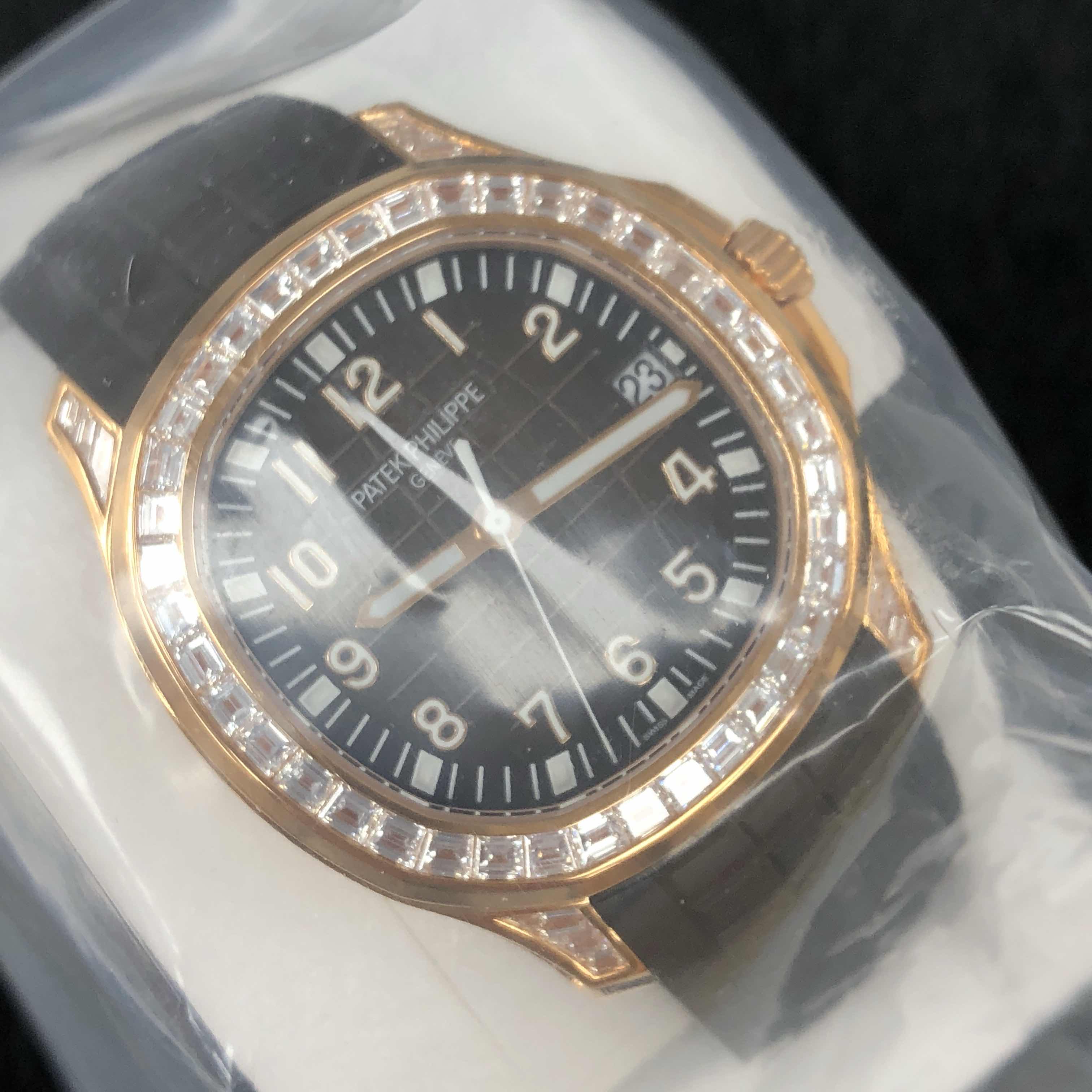 Patek Philippe AQUANAUT 5167/300R-010 - Automatic - 18kt Rose Gold - Diamonds - Black Dial - Rubber Strap - Buckle Clasp - View 4
